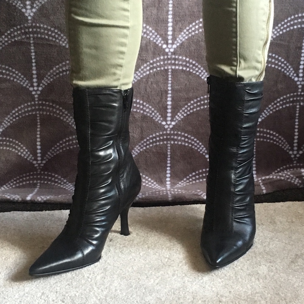 Super hot pointed toe boots π₯π timeless - Picture 2 of 6